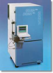 Pr�fschrank mit Notebook.-Bedienstation